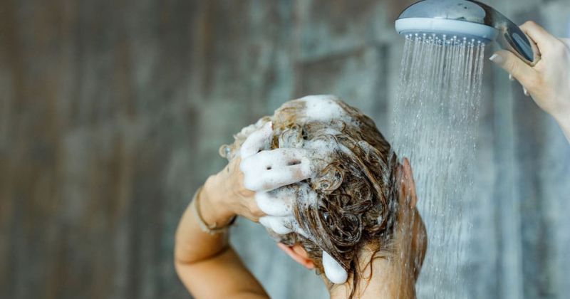 Gội đầu buổi sáng có tốt không