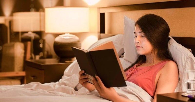 Hạn chế điện thoại và thiết bị điện tử vào buổi tối